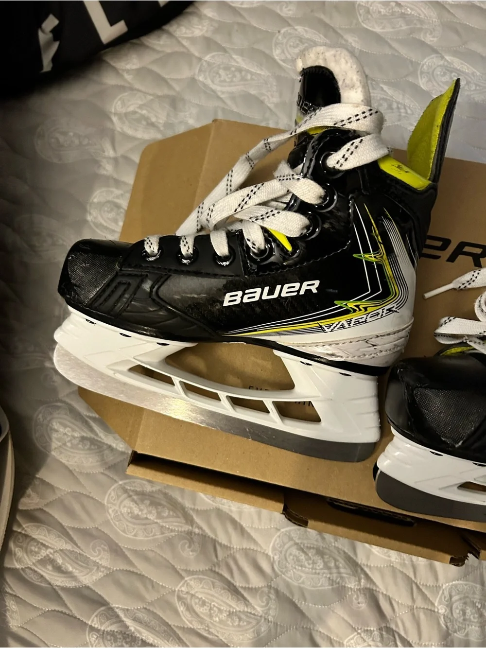 Bauer Kids fly40 11.5Y D Hockey Skates - Vapor Series